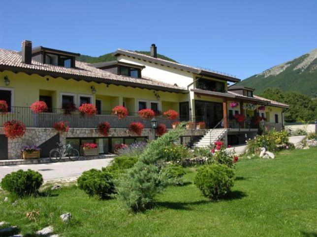 Hotel C0C00N Garden Pescasseroli Exterior photo